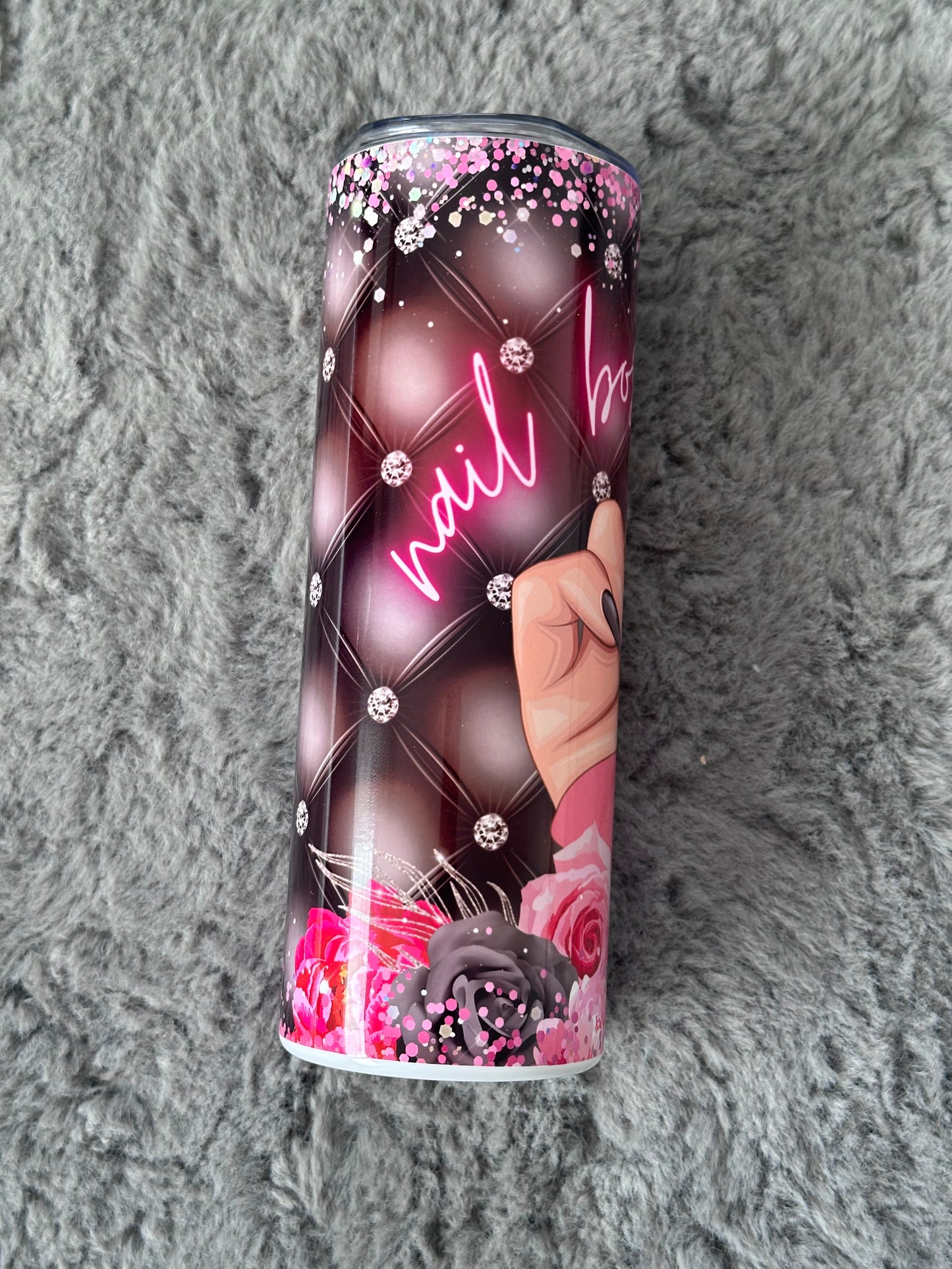 “Nail boss” szívószálas fémpohár zárható tetővel 600 ml🎀