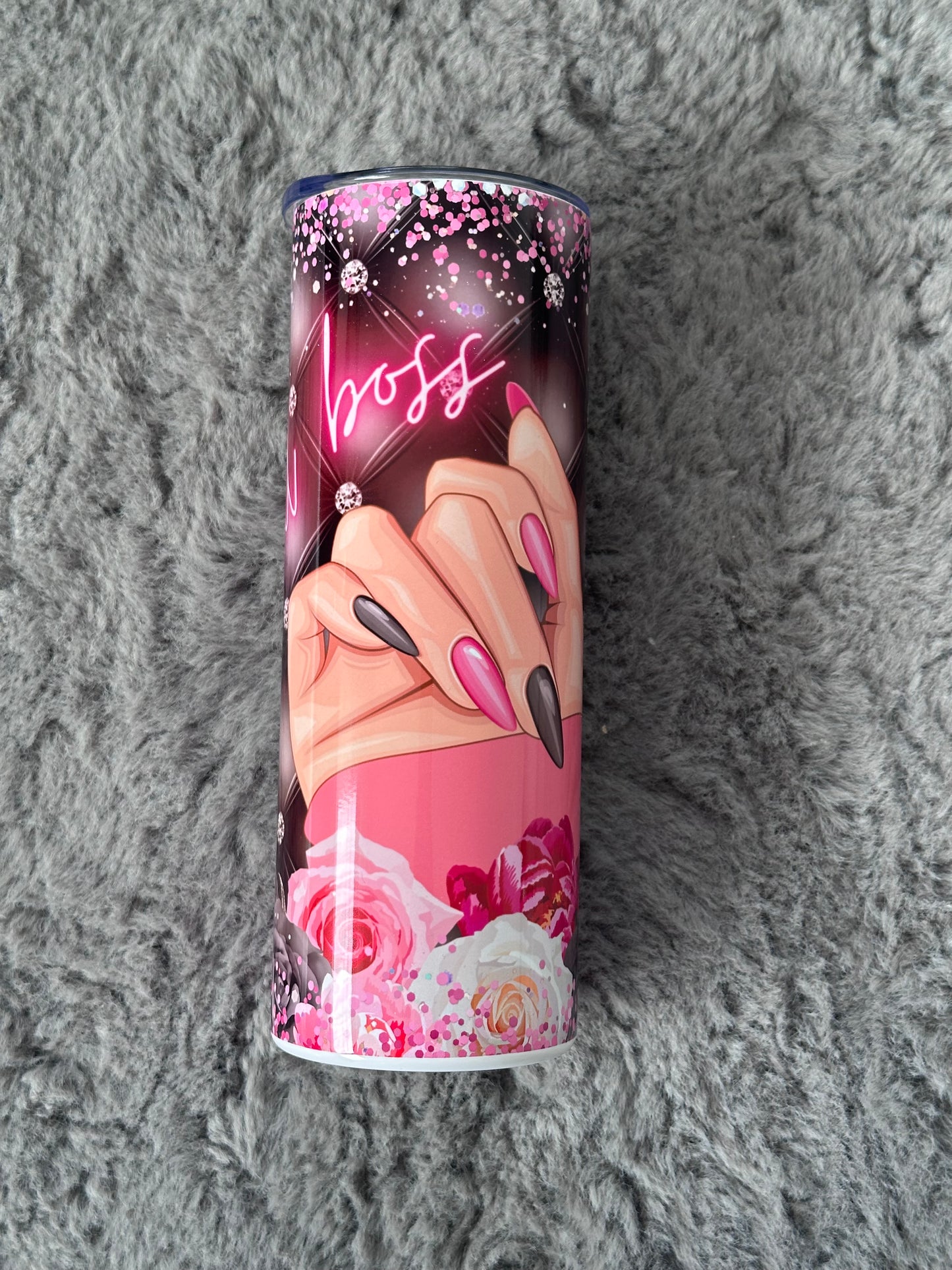 “Nail boss” szívószálas fémpohár zárható tetővel 600 ml🎀