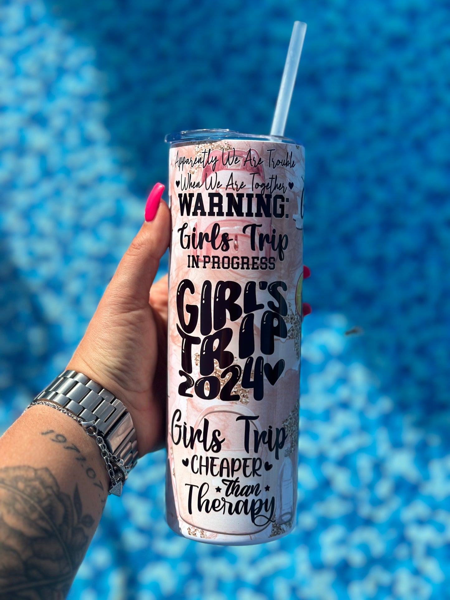 “ Girls Trip 2024” termoszos szívószálas fémpohár zárható tetővel 600 ml🥥