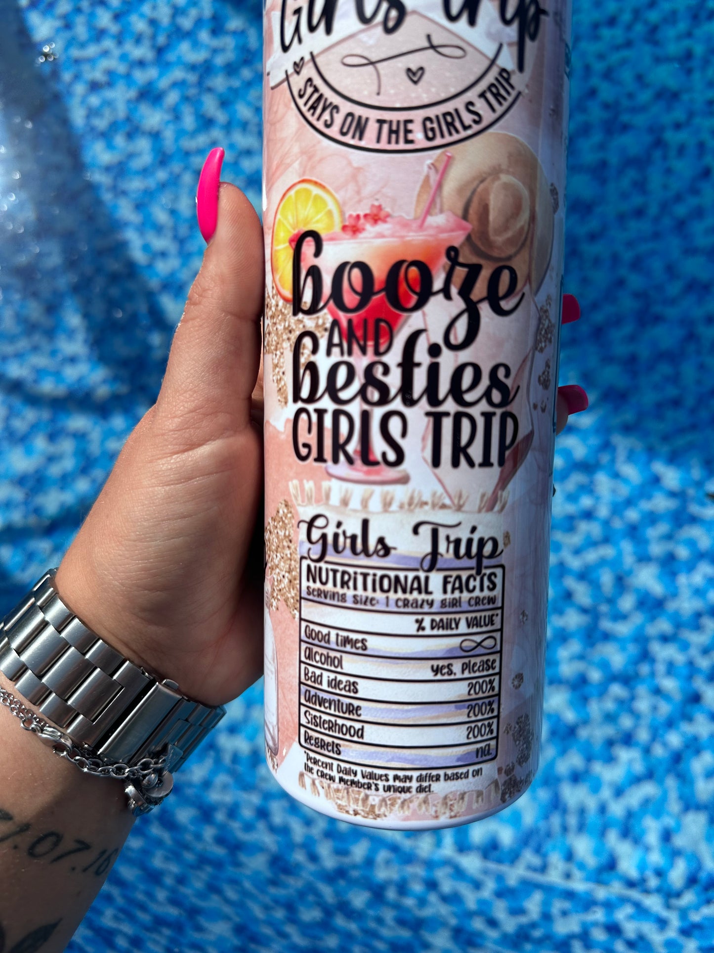 “ Girls Trip 2024” termoszos szívószálas fémpohár zárható tetővel 600 ml🥥